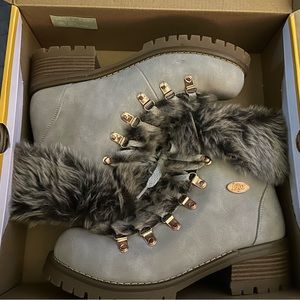 Lugz hiking boots with fur ( JC Penny ) NWT size 8 women’s